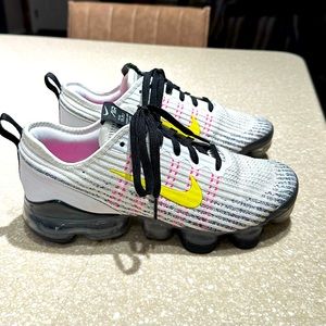 Nike Air VaporMax Flyknit 3- Size 6 kids- Equivalent to size 7.5 in Women’s